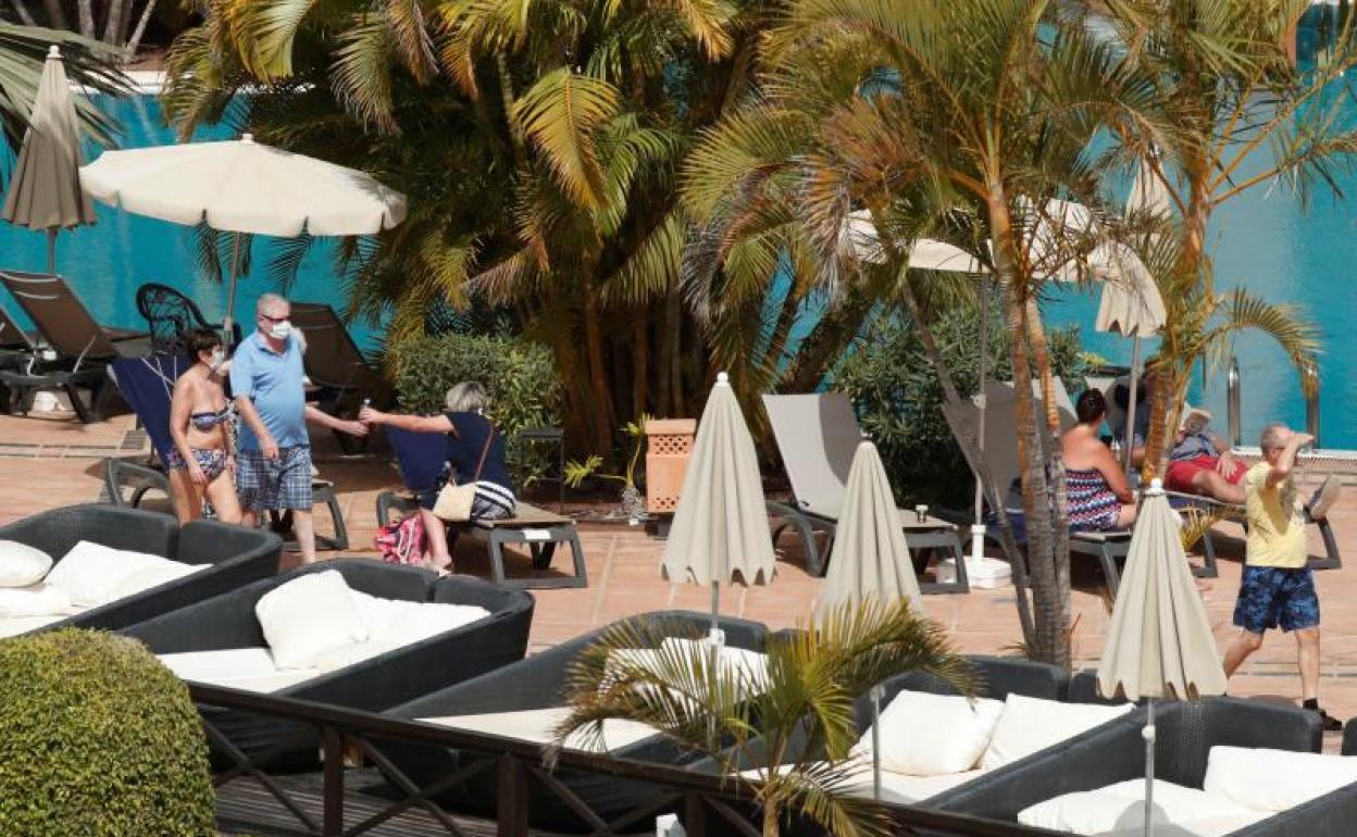 Turistas con mascarilla en el hotel H10 Costa Adeje de Tenerife.