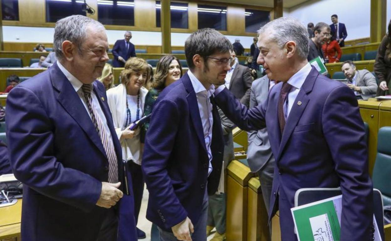 Iñigo Urkullu hace un gesto cariñoso a Lander Martínez tras aprobar los Presupuestos.