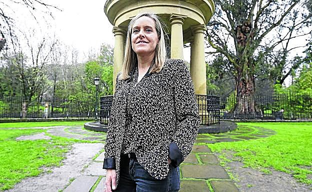 La presidenta del PP vasco en funciones, Amaya Fernández, posa en las Juntas Generales de Bizkaia, frente al Árbol de Gernika. 