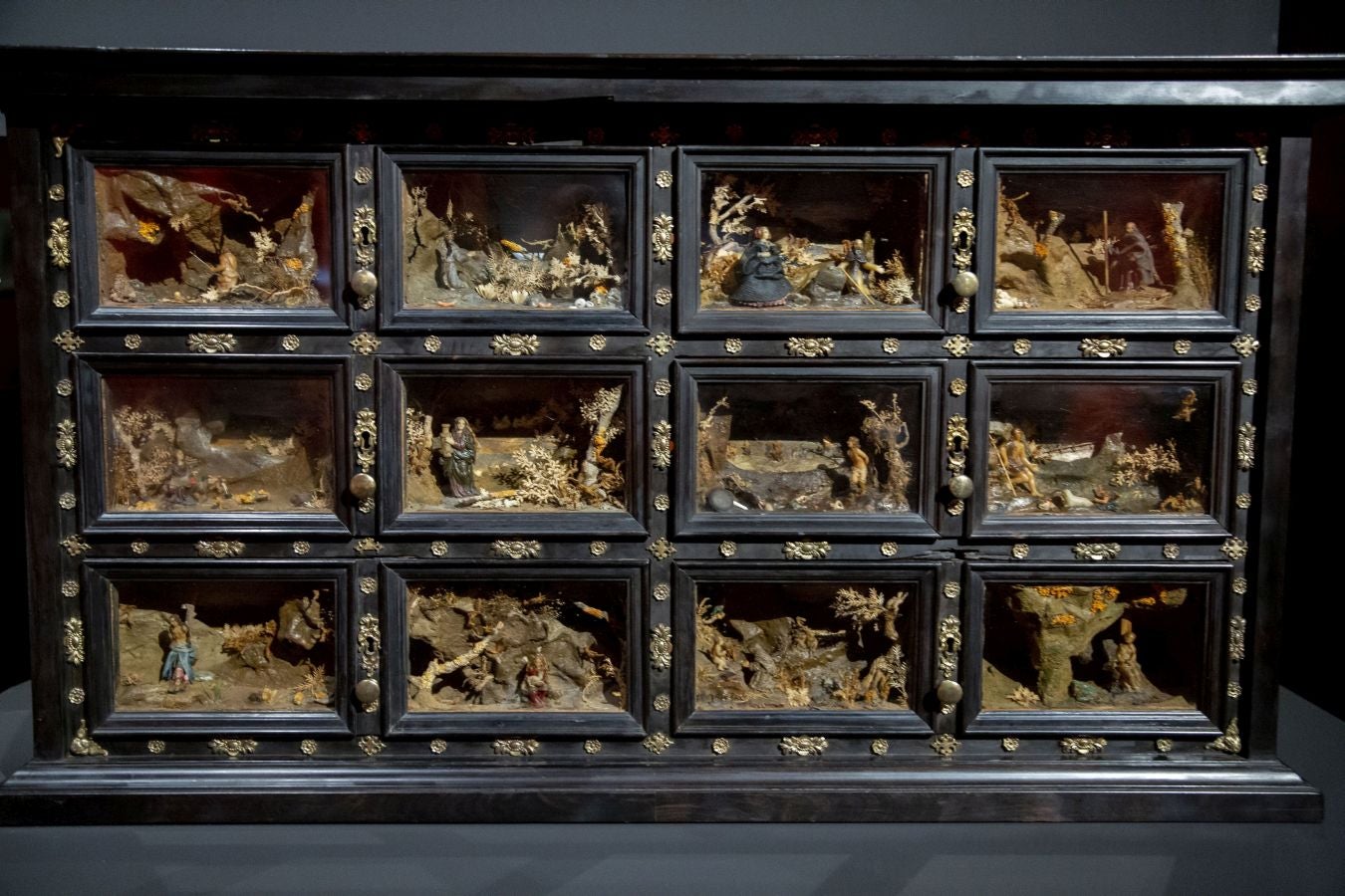 El diablo es el eje de la nueva exposición temporal que se puede ver hasta el 25 de mayo en el Museo San Telmo de San Sebastián y que se articula en torno a una única obra, 'Las tentaciones de San Antonio' de Jan Brueghel, para recrear un «tenso» universo onírico dedicado a la tentación y el pecado.