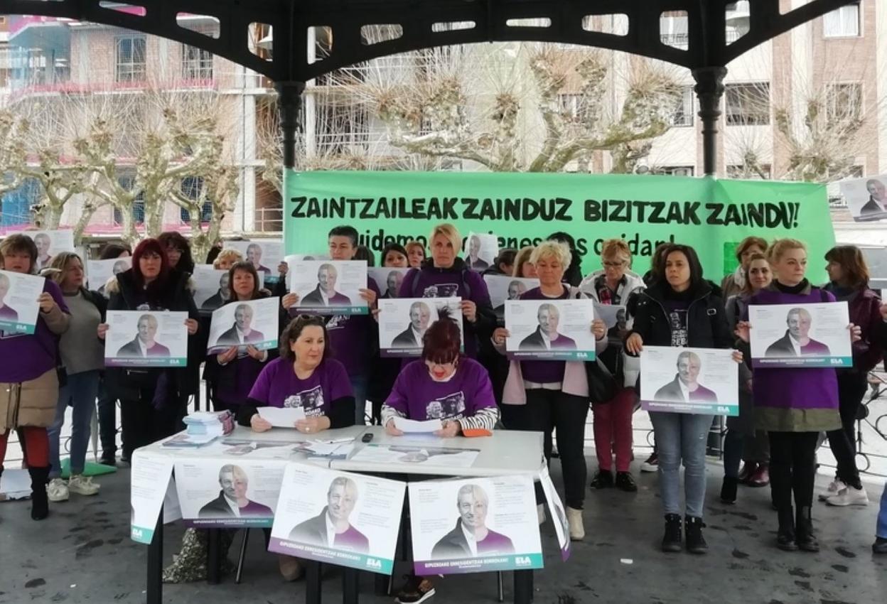 Las trabajadoras, ayer en el kiosko de la plaza del Ensanche. 