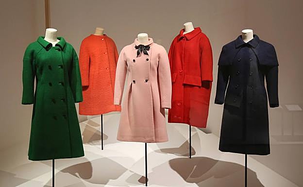 Imagen principal - Imágenes de la exposición en el Museo Balenciaga. 