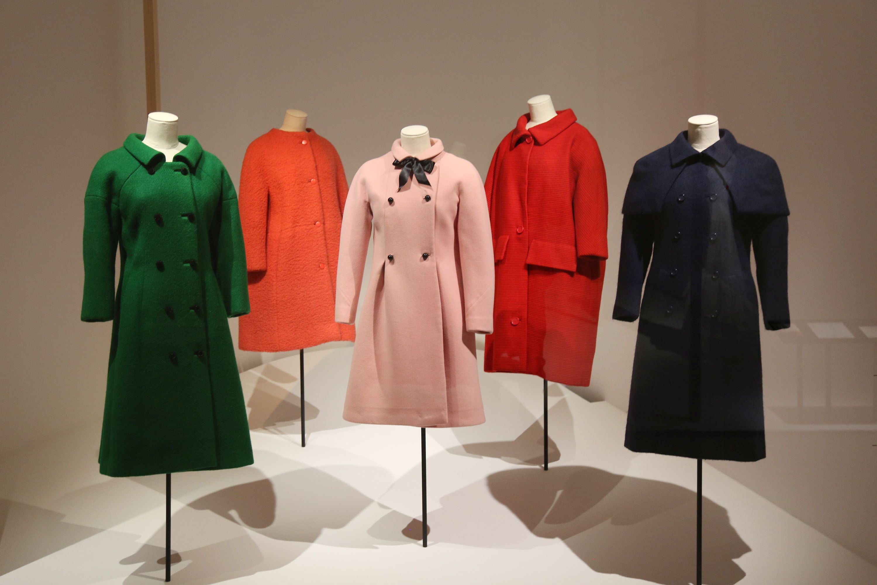 Diferentes modelos de abrigos hechos de lana, sarga y canale en los años 60