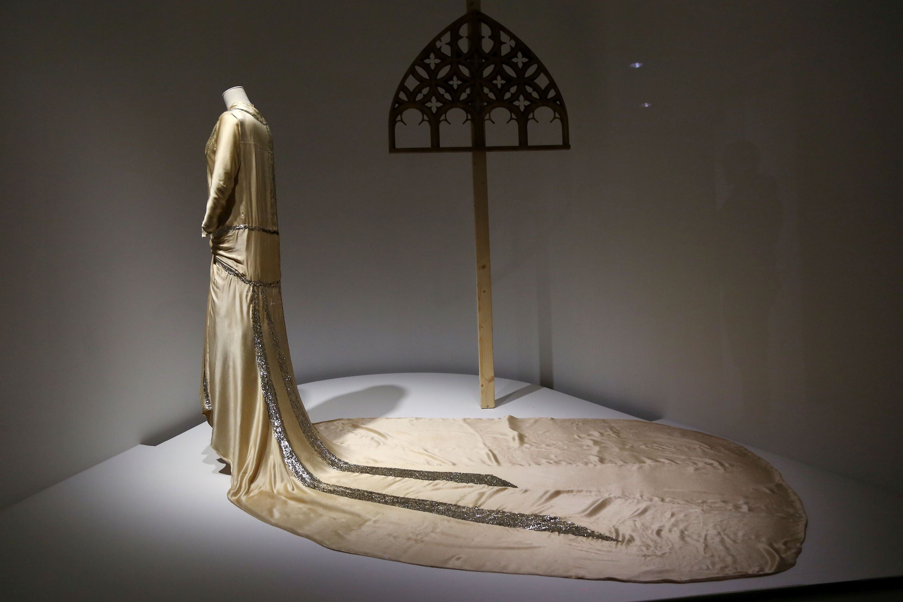 Una de las piezas más espectaculares es el vestido de novia en crepe satén, drapeado a la cadera y con una gran cola adornada de lentejuelas 