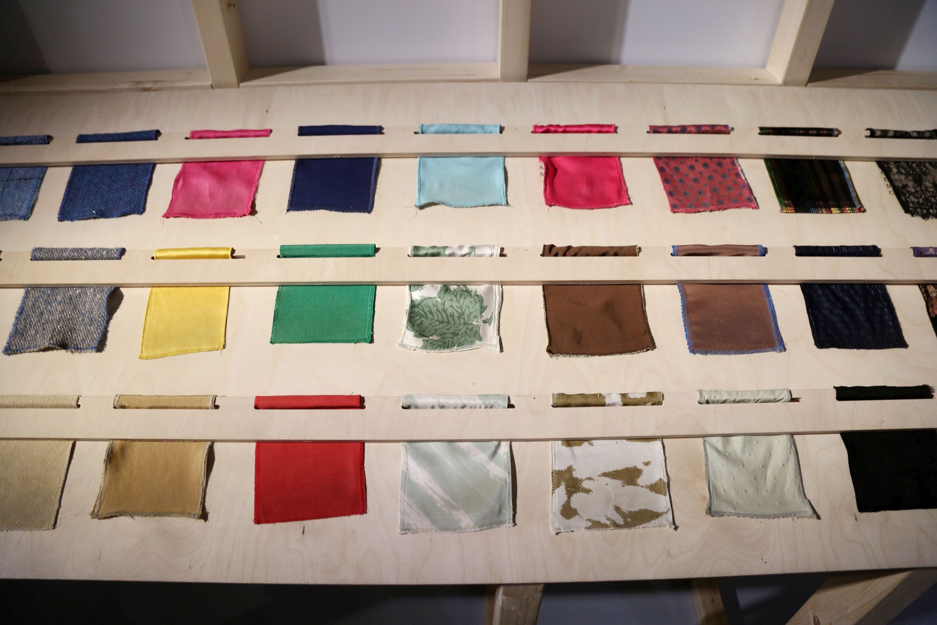 Tejidos de muestra utilizados en las creaciones de Cristóbal Balenciaga