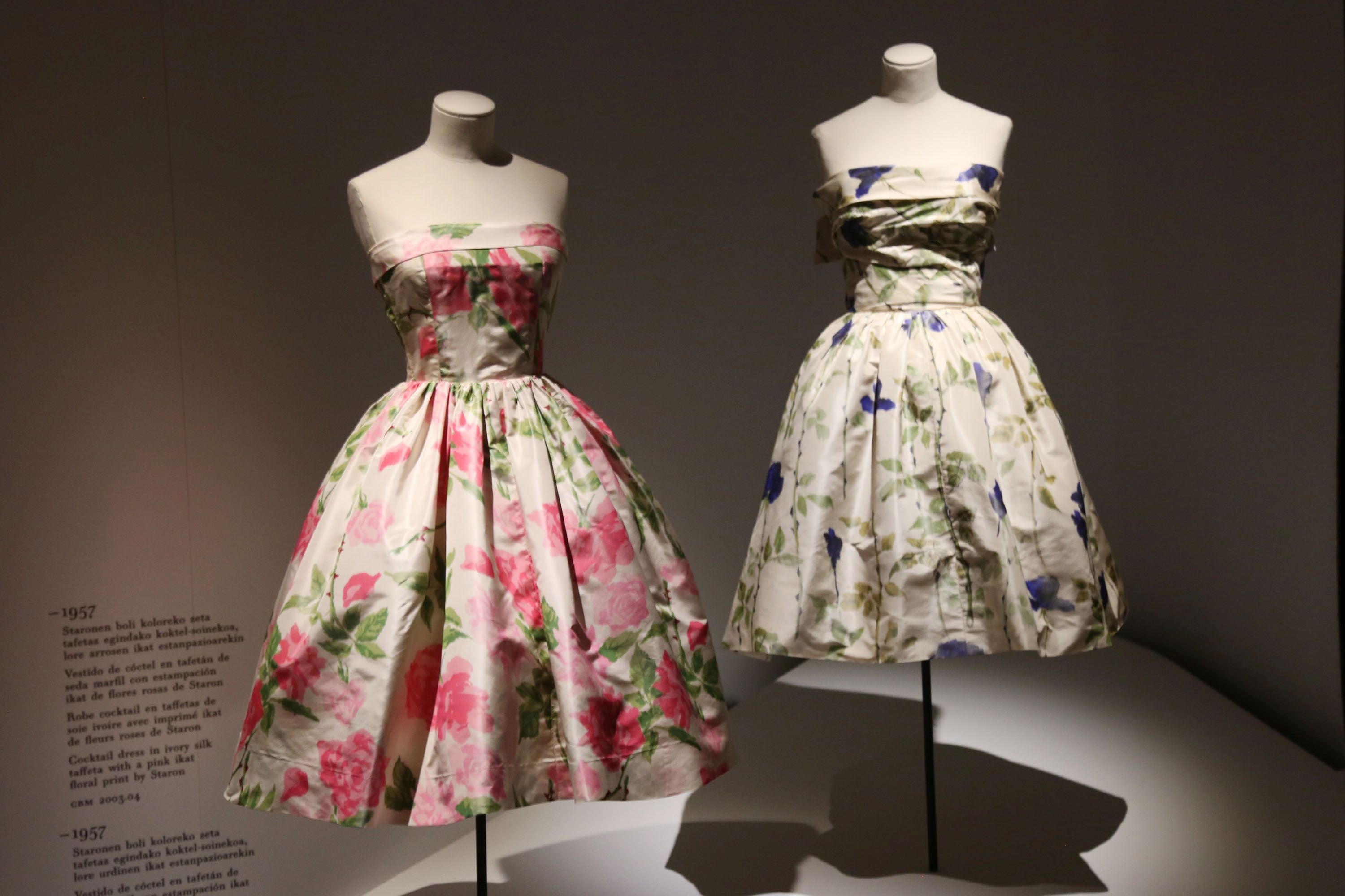 En 1957 los vestidos de cóctel diseñados por Cristóbal Balenciaga se caracterizaban por su estampado de flores rosas de Staron