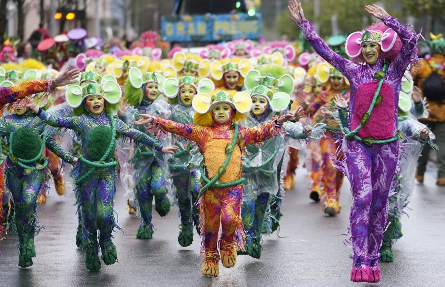 Decenas de personas se han enfrentando al viento y a la lluvia para celebrar los Carnavales en Riveras de Loiola. 