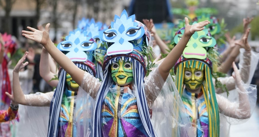 Decenas de personas se han enfrentando al viento y a la lluvia para celebrar los Carnavales en Riveras de Loiola. 