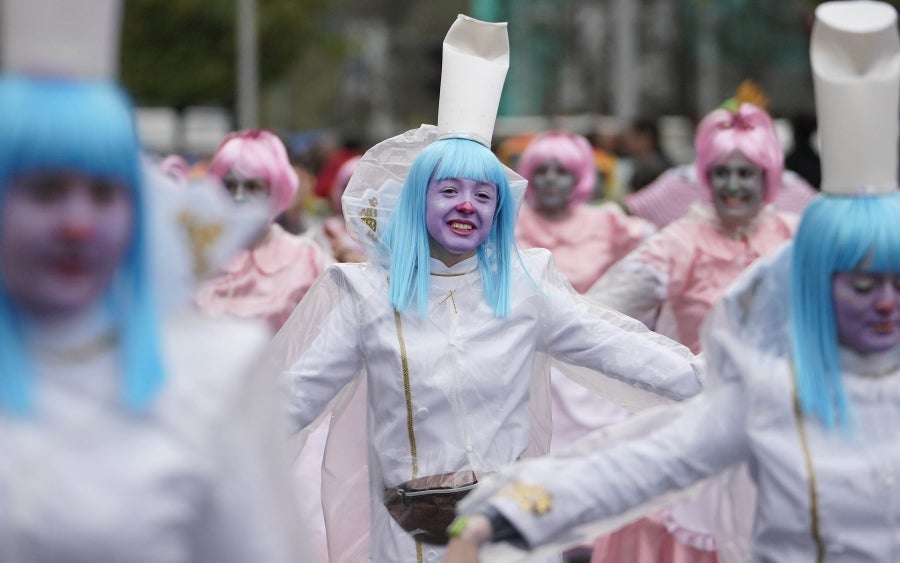 Decenas de personas se han enfrentando al viento y a la lluvia para celebrar los Carnavales en Riveras de Loiola. 