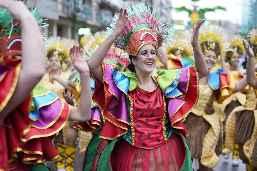 Decenas de personas se han enfrentando al viento y a la lluvia para celebrar los Carnavales en Riveras de Loiola. 