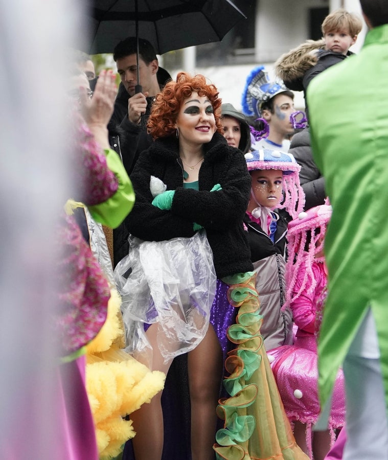 Decenas de personas se han enfrentando al viento y a la lluvia para celebrar los Carnavales en Riveras de Loiola. 