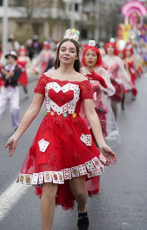 Decenas de personas se han enfrentando al viento y a la lluvia para celebrar los Carnavales en Riveras de Loiola. 