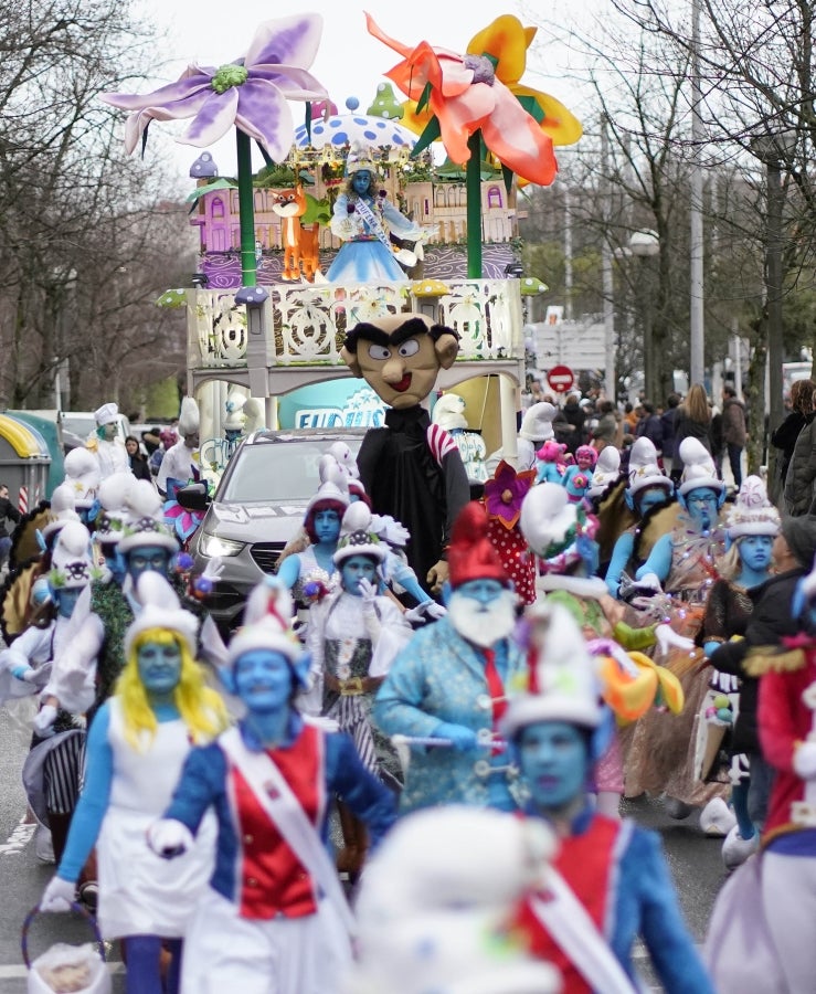 Decenas de personas se han enfrentando al viento y a la lluvia para celebrar los Carnavales en Riveras de Loiola. 