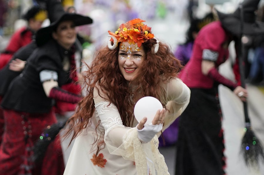 Decenas de personas se han enfrentando al viento y a la lluvia para celebrar los Carnavales en Riveras de Loiola. 