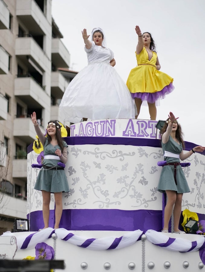 Decenas de personas se han enfrentando al viento y a la lluvia para celebrar los Carnavales en Riveras de Loiola. 