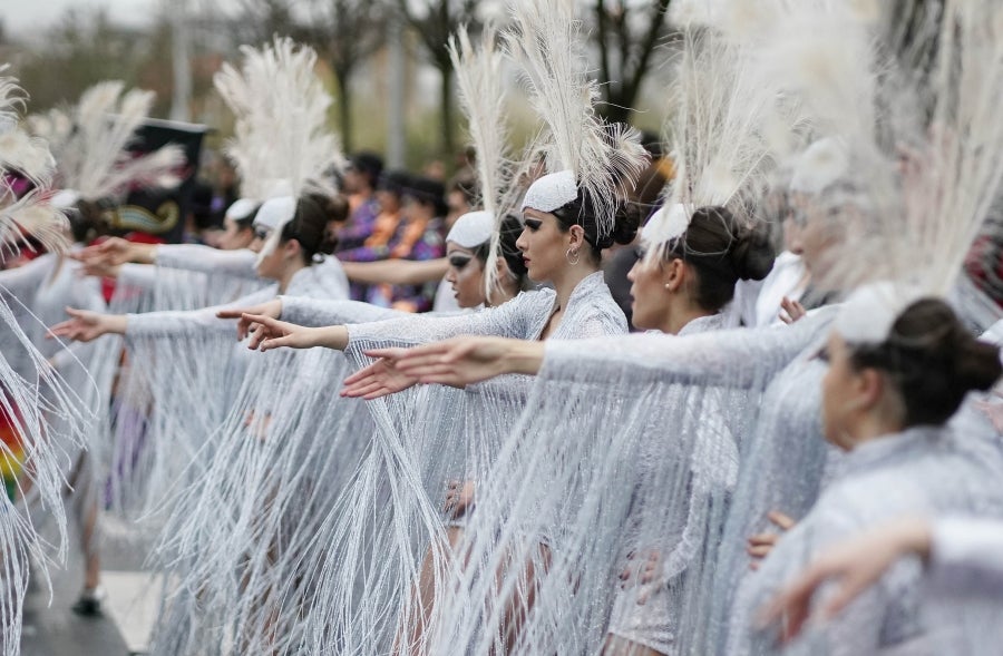 Decenas de personas se han enfrentando al viento y a la lluvia para celebrar los Carnavales en Riveras de Loiola. 