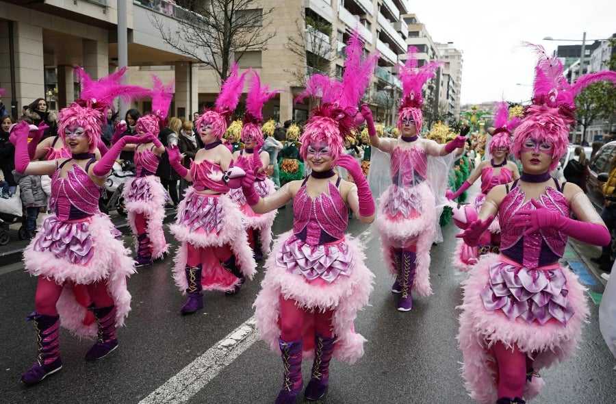 Decenas de personas se han enfrentando al viento y a la lluvia para celebrar los Carnavales en Riveras de Loiola. 