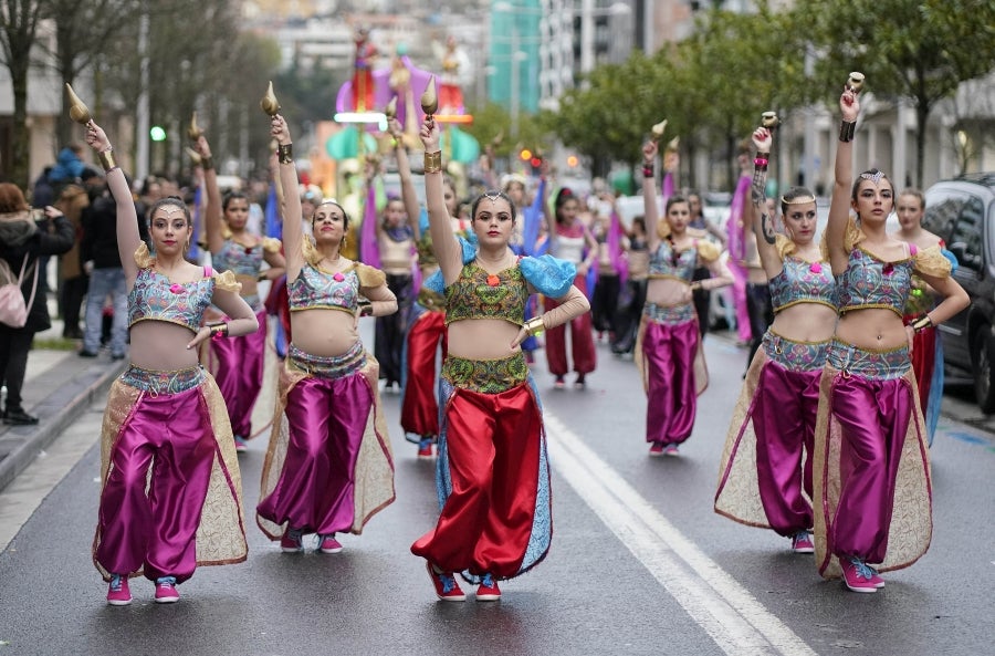 Decenas de personas se han enfrentando al viento y a la lluvia para celebrar los Carnavales en Riveras de Loiola. 