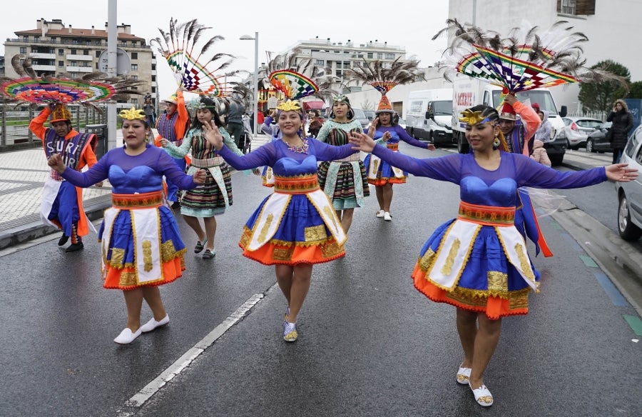 Decenas de personas se han enfrentando al viento y a la lluvia para celebrar los Carnavales en Riveras de Loiola. 