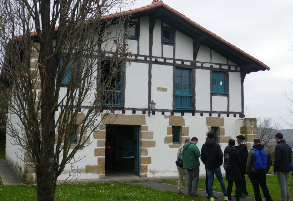 Un momento de la visita que se organizó el jueves en el caserío Katxola de Aiete.