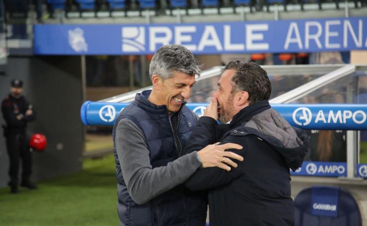 Imanol y Sergio se saludan antes del inicio del partido.