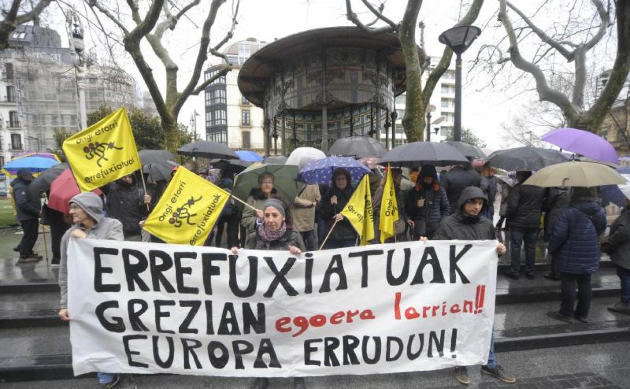 Un total de 14 organizaciones se movilizan en San Sebastián por las condiciones «inhumanas» de los refugiados en Grecia