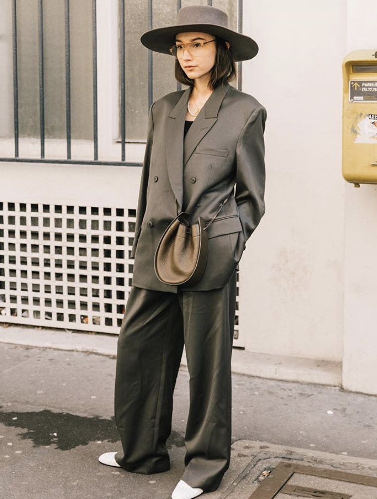 El traje de chaqueta y pantalón se sigue transformando para un comienzo de año atípico. Los tonos pastel aportando luz a los estilismos, los estampados dotando de romanticismo al 'outfit' o las tonalidades más intensas potenciando los colores propios de la época invernal, visten una de las tendencias más arraigadas de los últimos años. Las posibilidades son infinitas: desde el estilo más urbano hasta el más 'cool' y sofisticado. Sin ninguna duda, el «dos piezas» sigue siendo una de las propuestas más versátiles, por lo que, ¡toma nota!