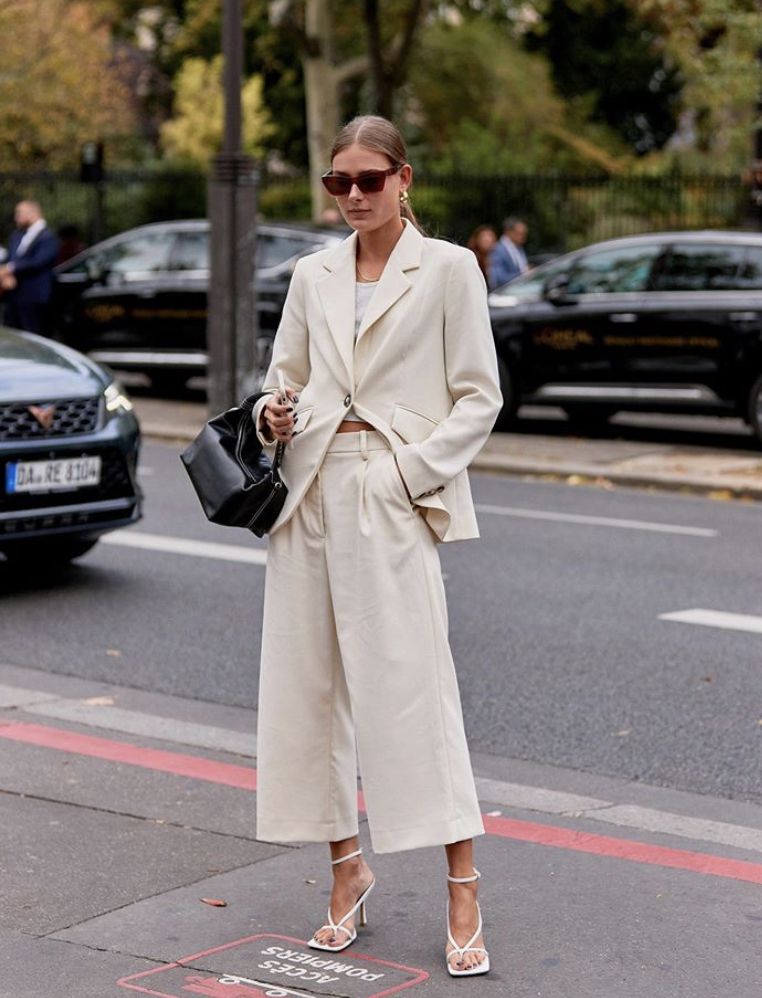 El traje de chaqueta y pantalón se sigue transformando para un comienzo de año atípico. Los tonos pastel aportando luz a los estilismos, los estampados dotando de romanticismo al 'outfit' o las tonalidades más intensas potenciando los colores propios de la época invernal, visten una de las tendencias más arraigadas de los últimos años. Las posibilidades son infinitas: desde el estilo más urbano hasta el más 'cool' y sofisticado. Sin ninguna duda, el «dos piezas» sigue siendo una de las propuestas más versátiles, por lo que, ¡toma nota!