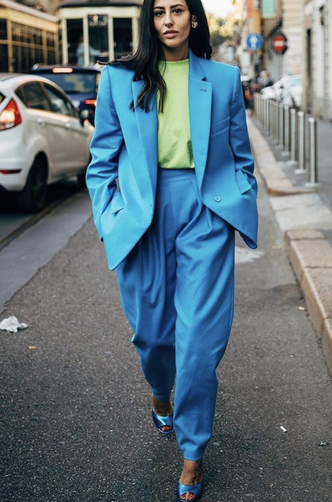 El traje de chaqueta y pantalón se sigue transformando para un comienzo de año atípico. Los tonos pastel aportando luz a los estilismos, los estampados dotando de romanticismo al 'outfit' o las tonalidades más intensas potenciando los colores propios de la época invernal, visten una de las tendencias más arraigadas de los últimos años. Las posibilidades son infinitas: desde el estilo más urbano hasta el más 'cool' y sofisticado. Sin ninguna duda, el «dos piezas» sigue siendo una de las propuestas más versátiles, por lo que, ¡toma nota!