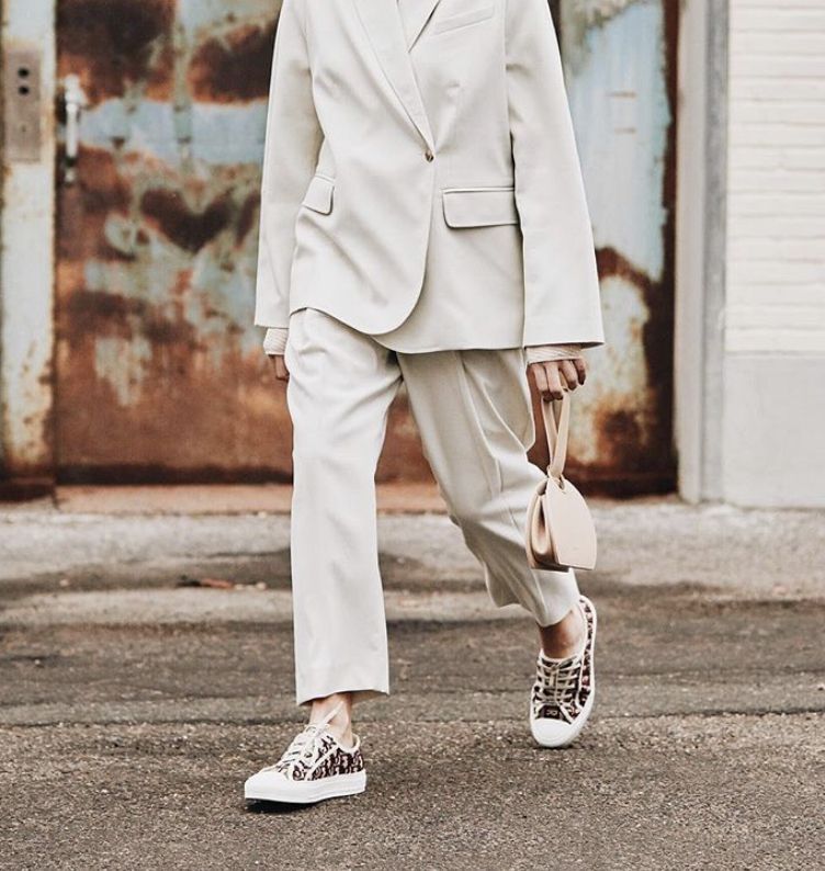 El traje de chaqueta y pantalón se sigue transformando para un comienzo de año atípico. Los tonos pastel aportando luz a los estilismos, los estampados dotando de romanticismo al 'outfit' o las tonalidades más intensas potenciando los colores propios de la época invernal, visten una de las tendencias más arraigadas de los últimos años. Las posibilidades son infinitas: desde el estilo más urbano hasta el más 'cool' y sofisticado. Sin ninguna duda, el «dos piezas» sigue siendo una de las propuestas más versátiles, por lo que, ¡toma nota!