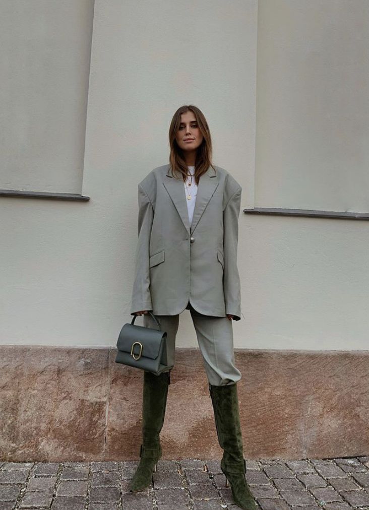 El traje de chaqueta y pantalón se sigue transformando para un comienzo de año atípico. Los tonos pastel aportando luz a los estilismos, los estampados dotando de romanticismo al 'outfit' o las tonalidades más intensas potenciando los colores propios de la época invernal, visten una de las tendencias más arraigadas de los últimos años. Las posibilidades son infinitas: desde el estilo más urbano hasta el más 'cool' y sofisticado. Sin ninguna duda, el «dos piezas» sigue siendo una de las propuestas más versátiles, por lo que, ¡toma nota!