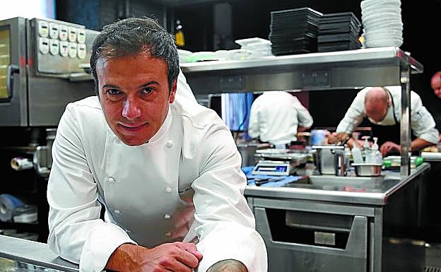 David García, en la cocina, de El Corral de la Morería donde elaboran platos exquisitos sin florituras.