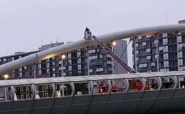 Rescatan a una chica de 15 años encaramada al puente que une Barakaldo y Sestao