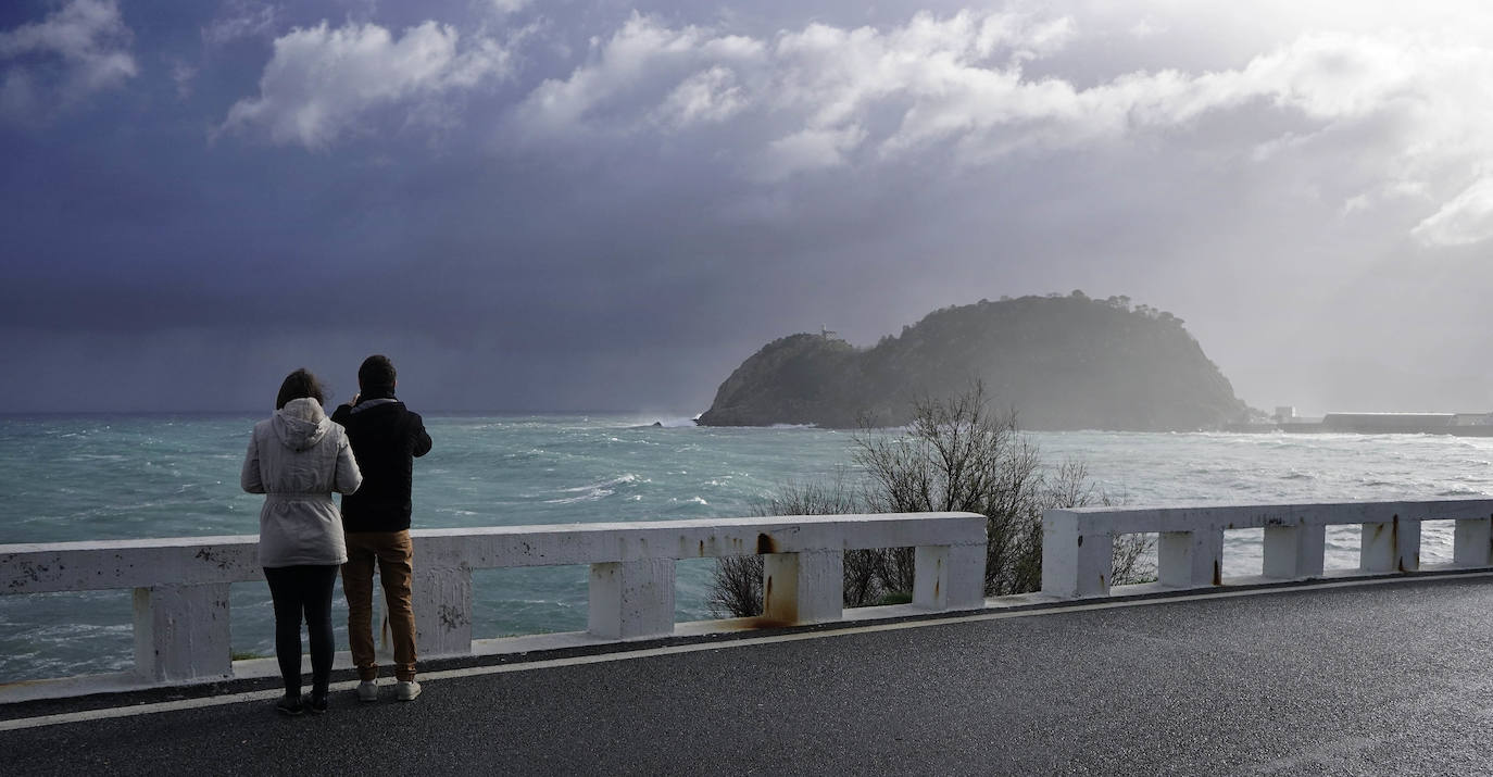 El paso de la borrasca atlántica Karine y su frente asociado, muy activo, está dejando desde esta pasada madrugada en Gipuzkoa rachas de viento de más de 100 k/h, intensas precipitaciones y fuerte oleaje.