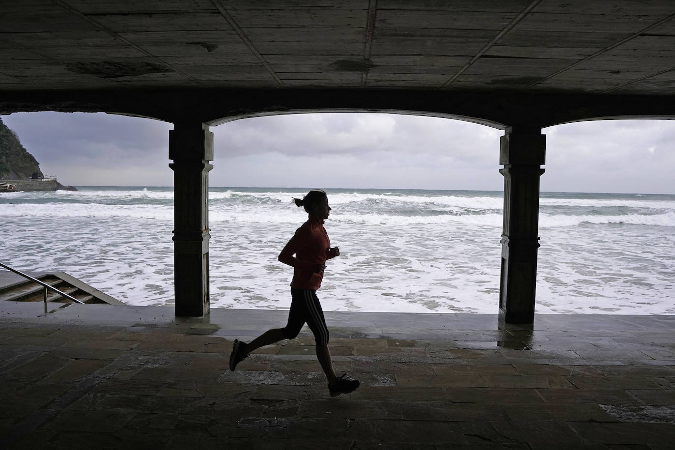 El paso de la borrasca atlántica Karine y su frente asociado, muy activo, está dejando desde esta pasada madrugada en Gipuzkoa rachas de viento de más de 100 k/h, intensas precipitaciones y fuerte oleaje.