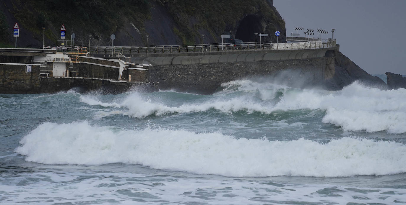 El paso de la borrasca atlántica Karine y su frente asociado, muy activo, está dejando desde esta pasada madrugada en Gipuzkoa rachas de viento de más de 100 k/h, intensas precipitaciones y fuerte oleaje.