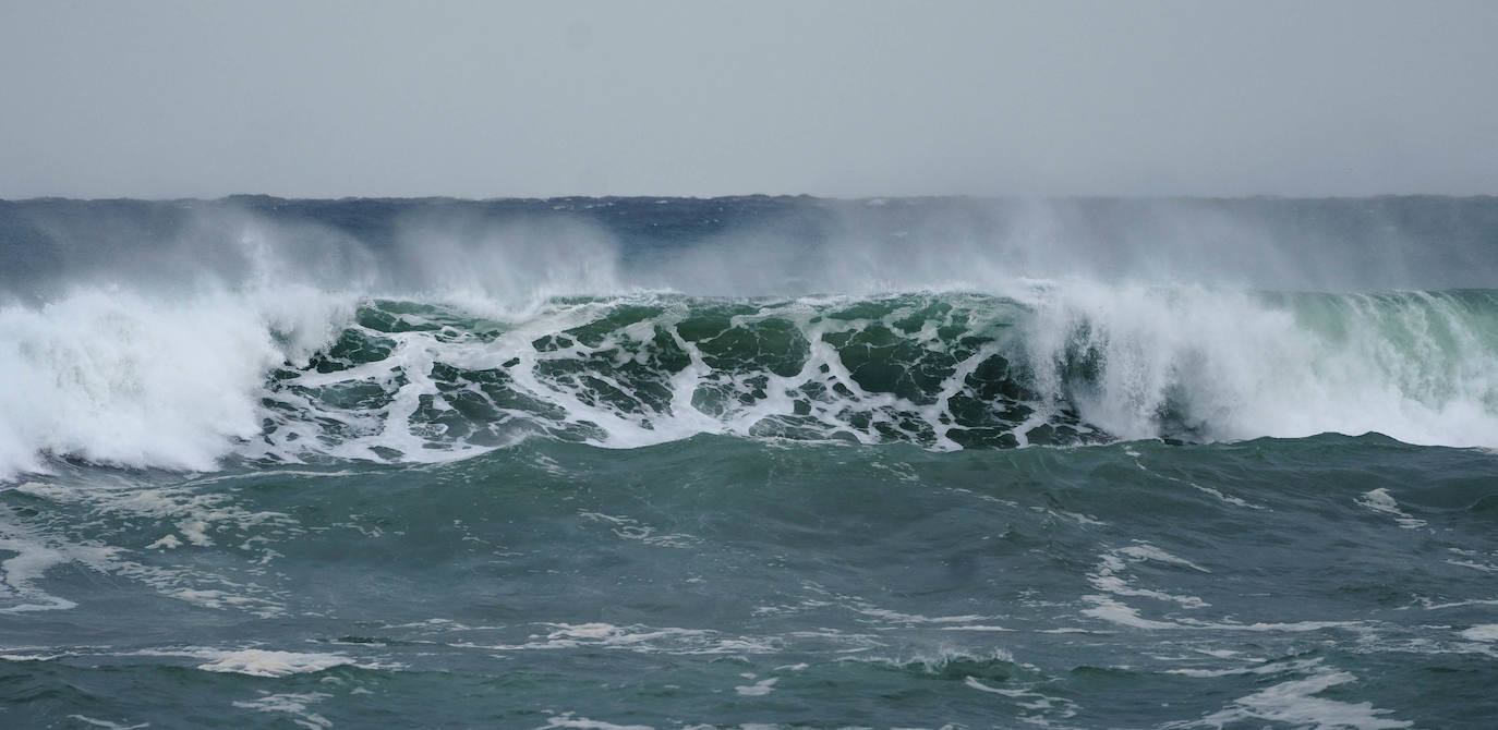 El paso de la borrasca atlántica Karine y su frente asociado, muy activo, está dejando desde esta pasada madrugada en Gipuzkoa rachas de viento de más de 100 k/h, intensas precipitaciones y fuerte oleaje.