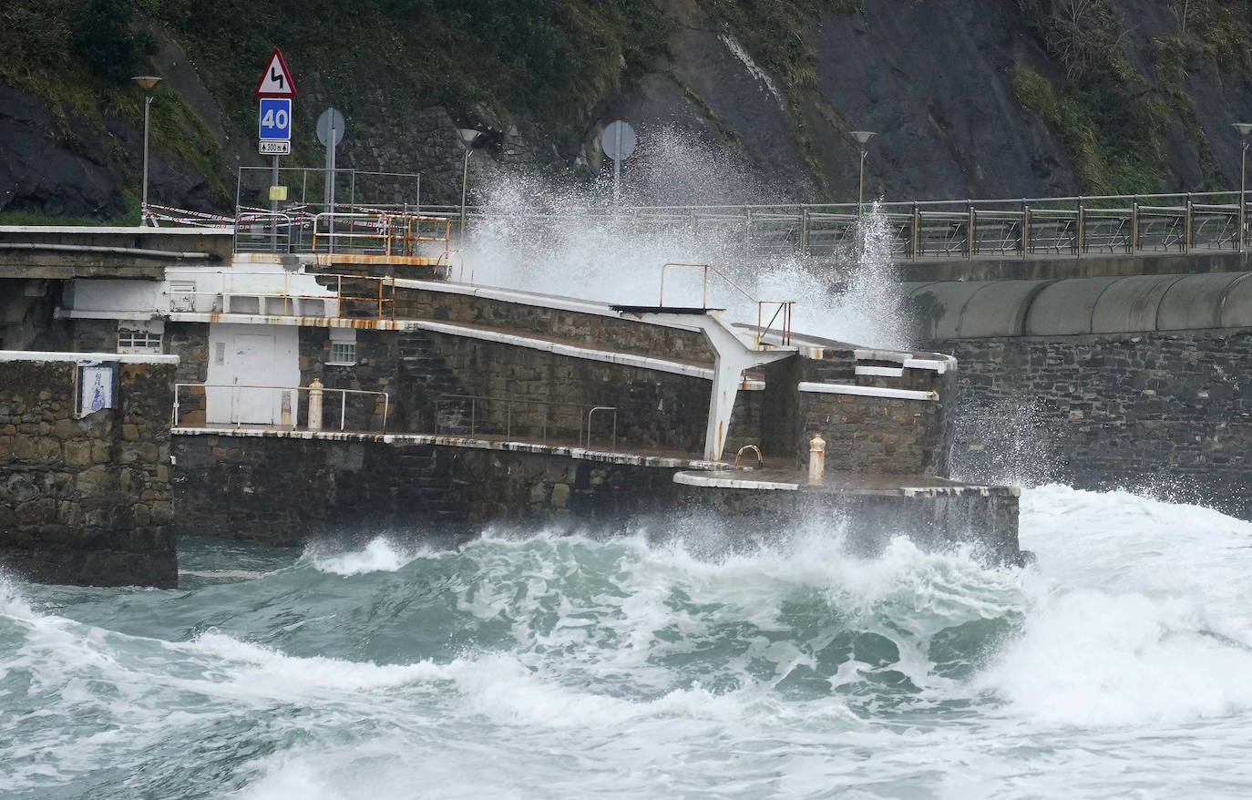 El paso de la borrasca atlántica Karine y su frente asociado, muy activo, está dejando desde esta pasada madrugada en Gipuzkoa rachas de viento de más de 100 k/h, intensas precipitaciones y fuerte oleaje.
