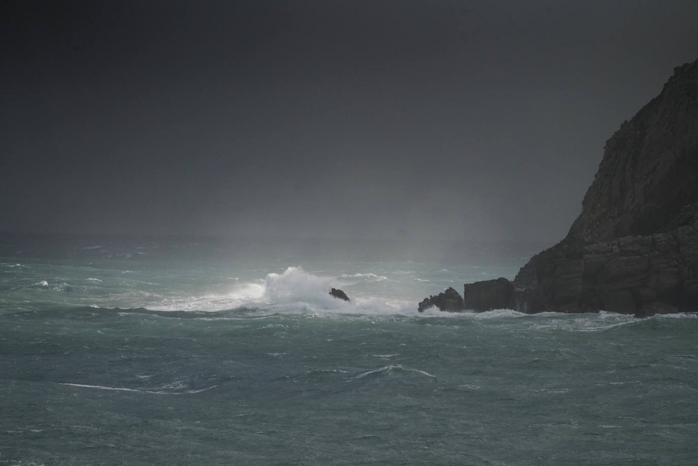 El paso de la borrasca atlántica Karine y su frente asociado, muy activo, está dejando desde esta pasada madrugada en Gipuzkoa rachas de viento de más de 100 k/h, intensas precipitaciones y fuerte oleaje.