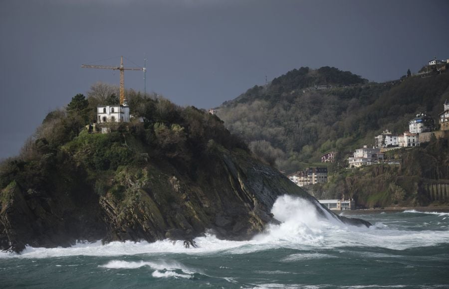 El paso de la borrasca atlántica Karine y su frente asociado, muy activo, está dejando desde esta pasada madrugada en Gipuzkoa rachas de viento de más de 100 k/h, intensas precipitaciones y fuerte oleaje.