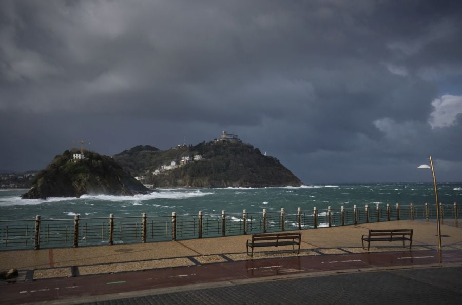 El paso de la borrasca atlántica Karine y su frente asociado, muy activo, está dejando desde esta pasada madrugada en Gipuzkoa rachas de viento de más de 100 k/h, intensas precipitaciones y fuerte oleaje.