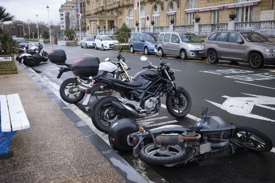 El paso de la borrasca atlántica Karine y su frente asociado, muy activo, está dejando desde esta pasada madrugada en Gipuzkoa rachas de viento de más de 100 k/h, intensas precipitaciones y fuerte oleaje.