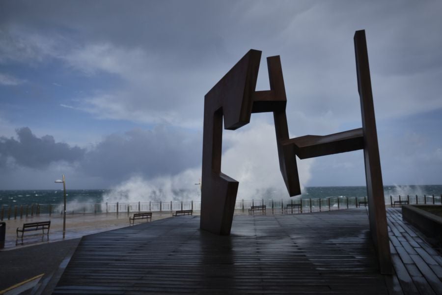 El paso de la borrasca atlántica Karine y su frente asociado, muy activo, está dejando desde esta pasada madrugada en Gipuzkoa rachas de viento de más de 100 k/h, intensas precipitaciones y fuerte oleaje.