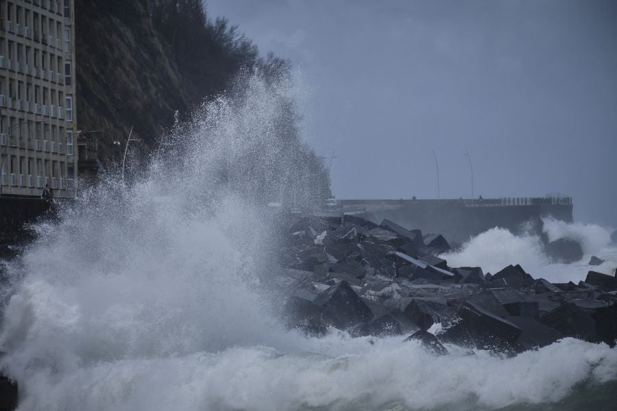El paso de la borrasca atlántica Karine y su frente asociado, muy activo, está dejando desde esta pasada madrugada en Gipuzkoa rachas de viento de más de 100 k/h, intensas precipitaciones y fuerte oleaje.