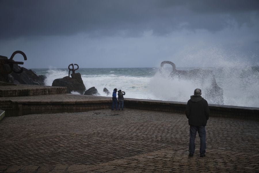 El paso de la borrasca atlántica Karine y su frente asociado, muy activo, está dejando desde esta pasada madrugada en Gipuzkoa rachas de viento de más de 100 k/h, intensas precipitaciones y fuerte oleaje.