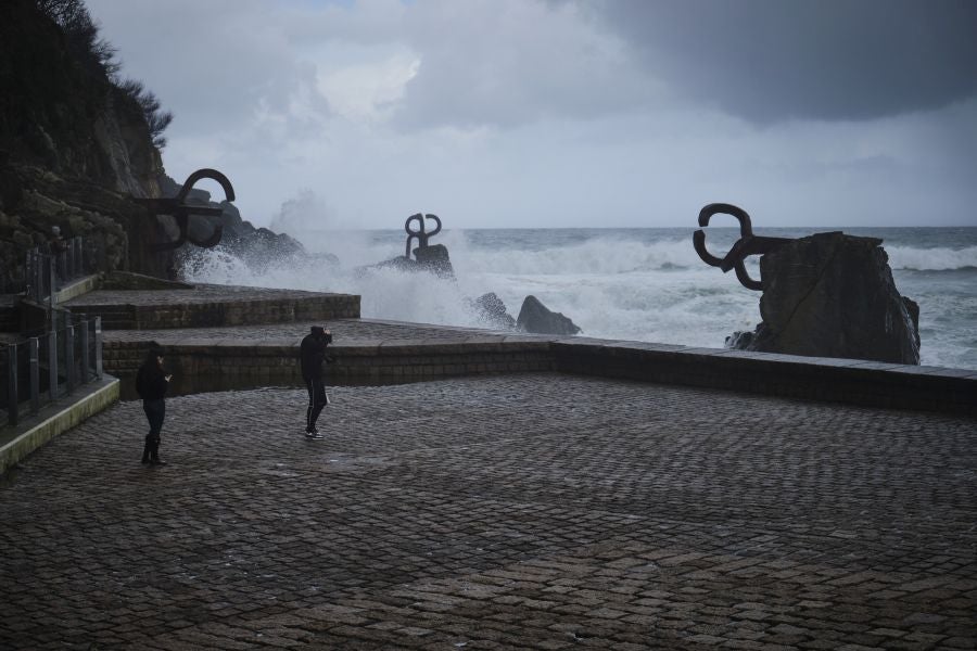 El paso de la borrasca atlántica Karine y su frente asociado, muy activo, está dejando desde esta pasada madrugada en Gipuzkoa rachas de viento de más de 100 k/h, intensas precipitaciones y fuerte oleaje.