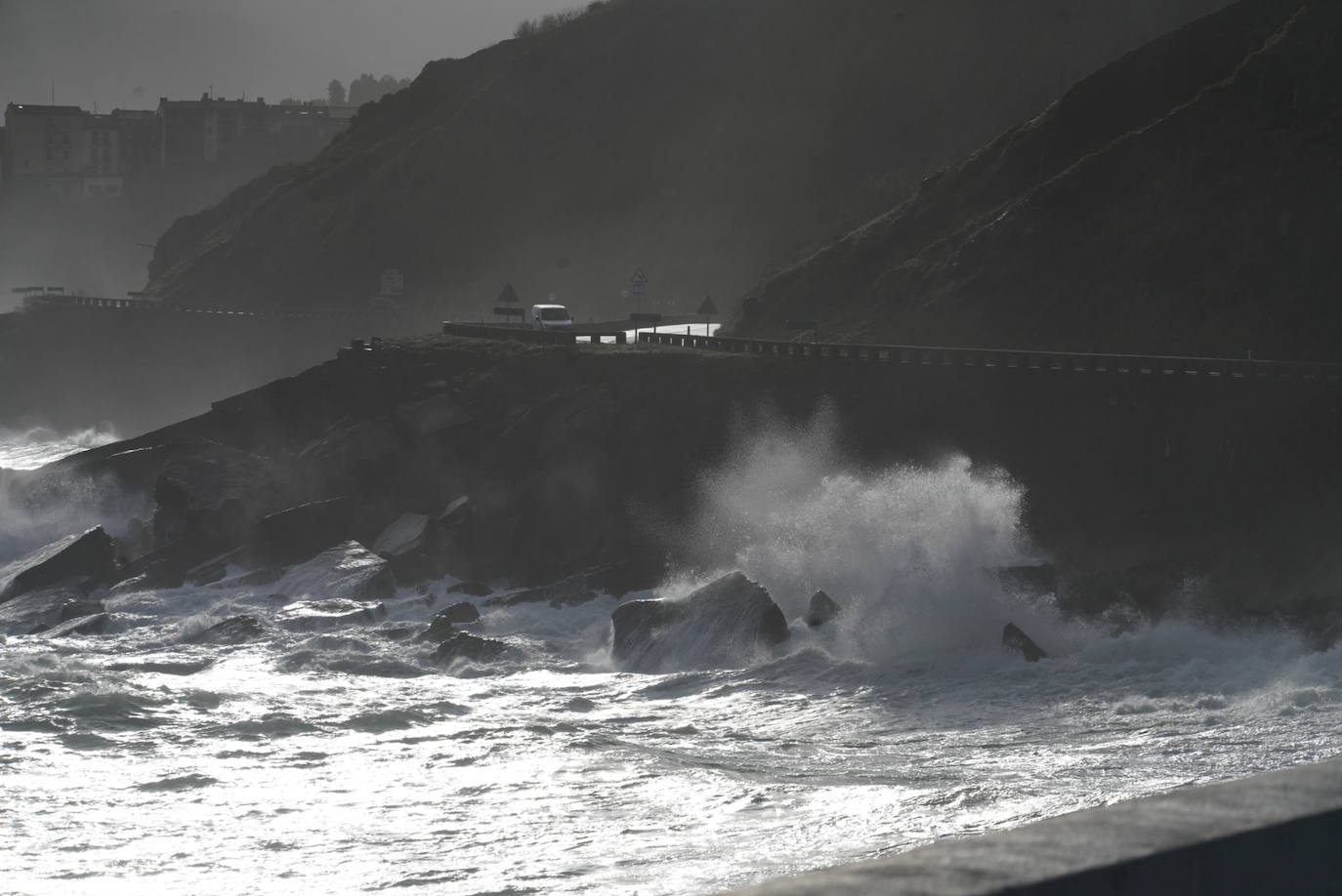El paso de la borrasca atlántica Karine y su frente asociado, muy activo, está dejando desde esta pasada madrugada en Gipuzkoa rachas de viento de más de 100 k/h, intensas precipitaciones y fuerte oleaje.