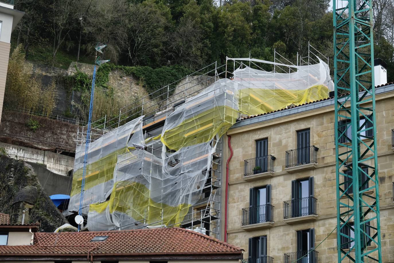 El paso de la borrasca atlántica Karine y su frente asociado, muy activo, está dejando desde esta pasada madrugada en Gipuzkoa rachas de viento de más de 100 k/h, intensas precipitaciones y fuerte oleaje.