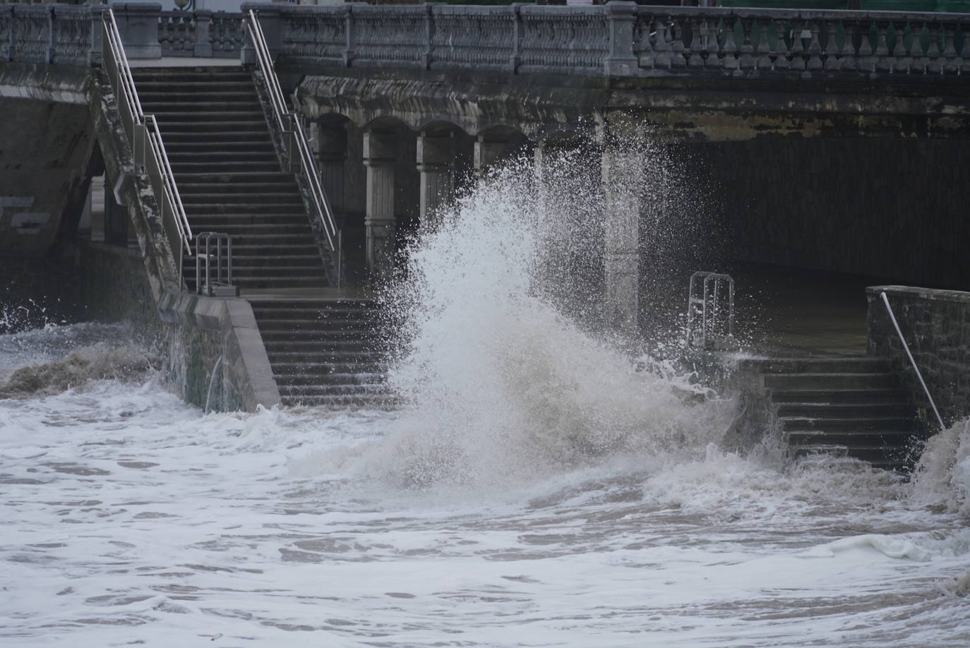 El paso de la borrasca atlántica Karine y su frente asociado, muy activo, está dejando desde esta pasada madrugada en Gipuzkoa rachas de viento de más de 100 k/h, intensas precipitaciones y fuerte oleaje.