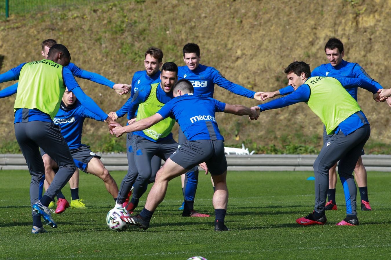 Las mejores imágenes de la plantilla txuri-urdin preparandose para el partido más importante de la temporada.